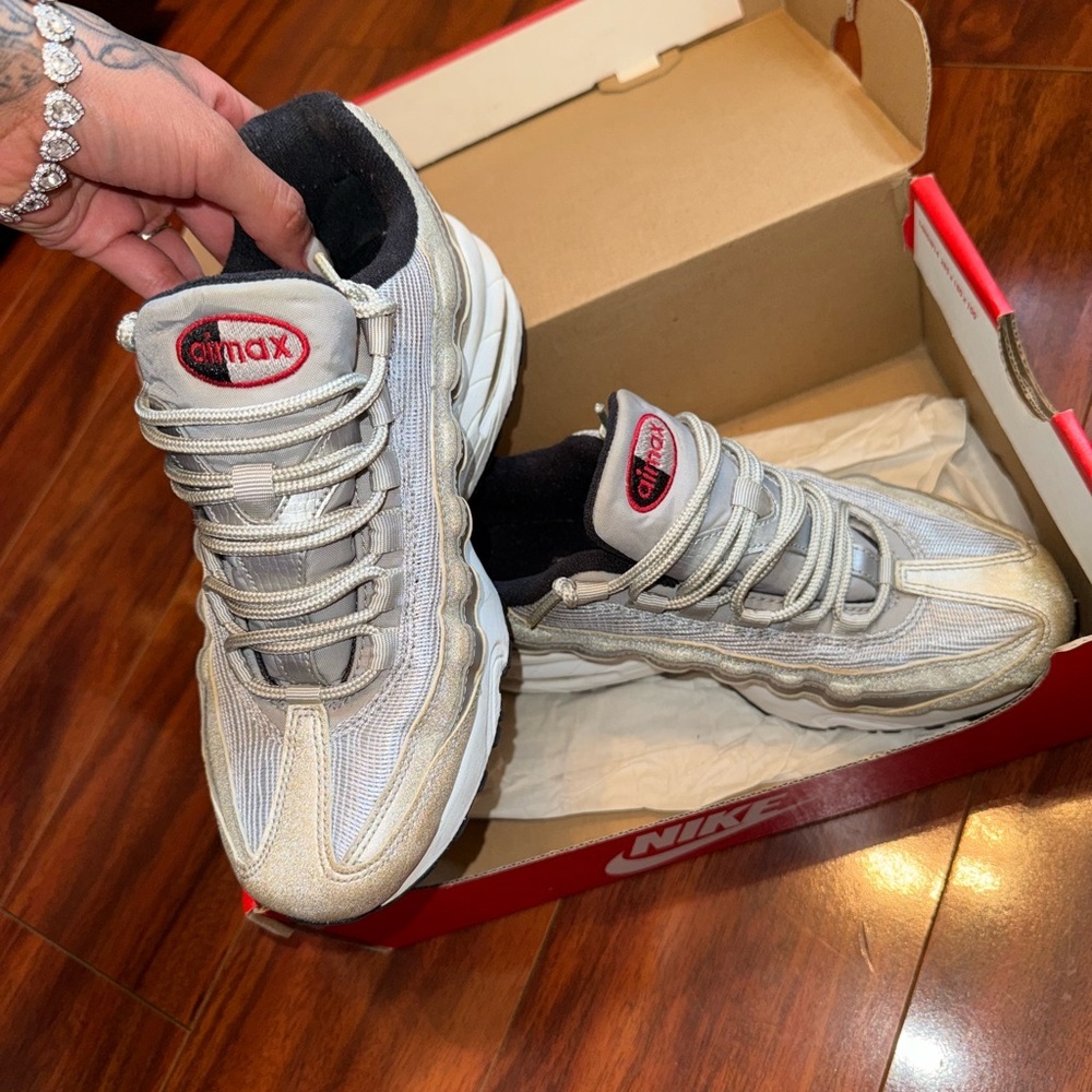 Nike Air Max 90 GS Silver and Red Sneakers - Picture 1 of 4